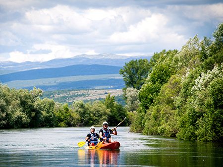 Zwei Kayakfahrer auf dem Cetinafluss in der Nähe der Stadt Sinj, Fotograf Milan Šabić